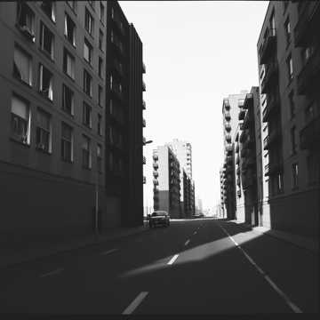 Blocuri Gri Sub Cerul Greu cover art